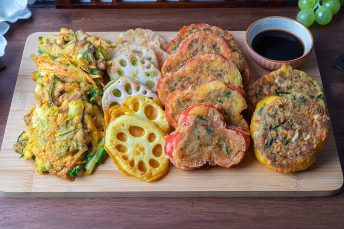 Tradiční korejský pokrm - slané palačinky Jeon