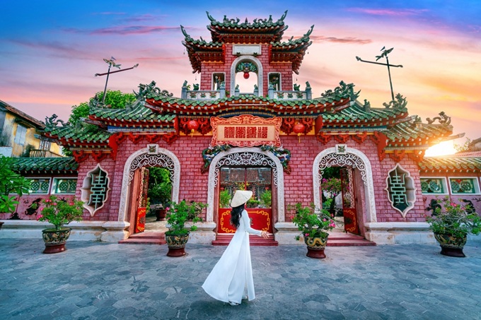 Turistka na procházce ve Vietnamu