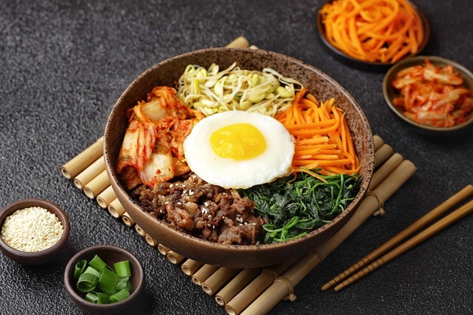 Tradiční korejský pokrm Bibimbap
