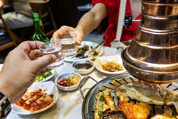 Přípitek s korejským alkoholickým nápojem Soju