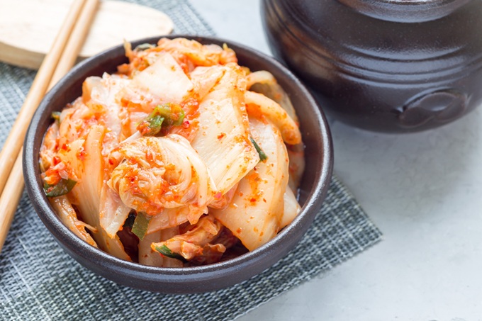 Kimchi - fermentované pikantní zelí s česnekem, chilli a rybí omáčkou