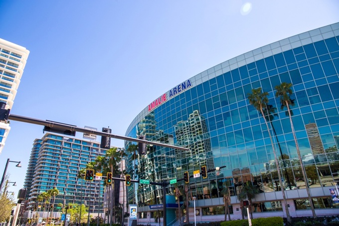  Amalie Arena - víceúčelová aréna, domov hokejového týmu Tampa Bay Lightning v Tampa Florida USA