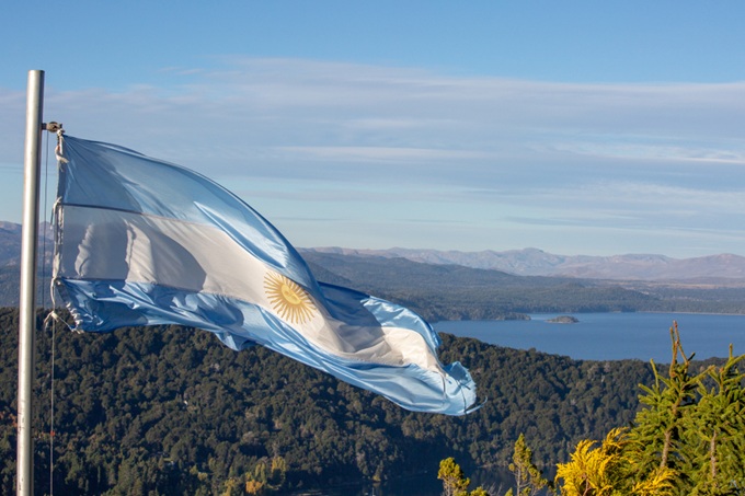 Argentinská vlajka vlající v horách