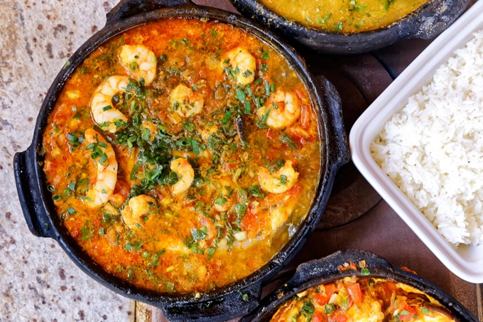 Moqueca - tradiční rybí nebo mořská „polévka–ragú“ v Brazílii