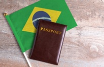 Cestovní pas položený na brazilské vlajce