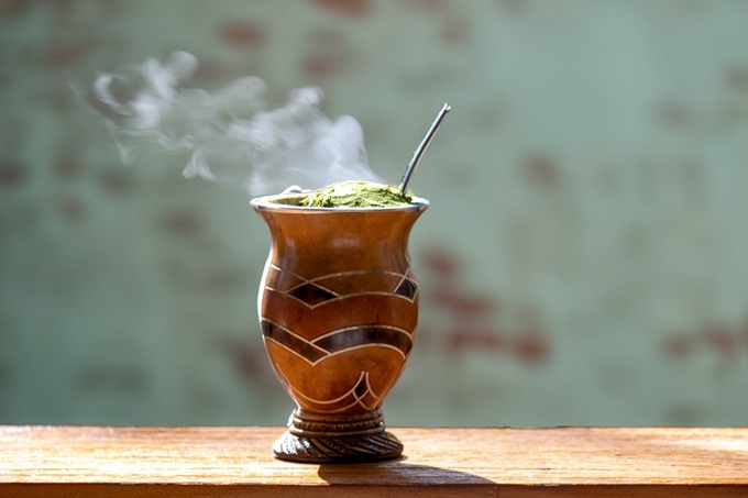 Chimarrão - typický nápoj z byliny erva-mate z jižní Brazílie