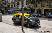 Argentinský černý taxík se žlutou střechou v Buenos Aires