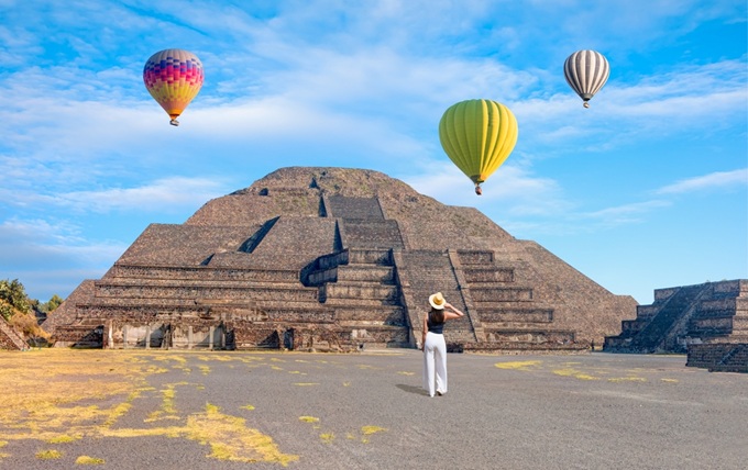 Teotihuacán s horkovzdušnými balóny kolem, Mexiko