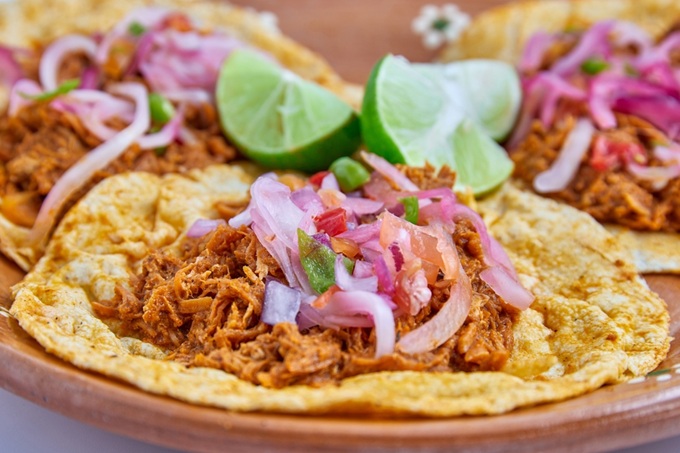 Cochinita pibil – pomalu tažené vepřové v tortille, mexická kuchyně