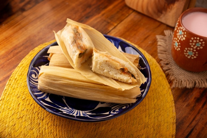 Tamales - kukuřičné těsto s náplní, zabalené do listů a vařené, mexická kuchyně