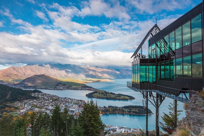 Vyhlídka Skyline Gondola nad městem Queenstown a jezerem Wakatipu