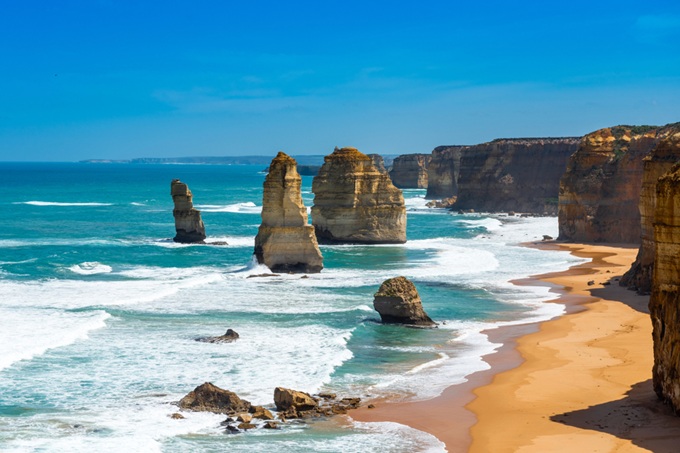 Skalní útvary Twelve Apostles na pobřeží Great Ocean Road v Austrálii