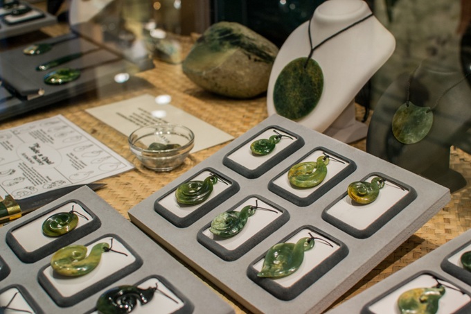 Maorské šperky z greenstone (pounamu) vystavené v obchodě na Novém Zélandu