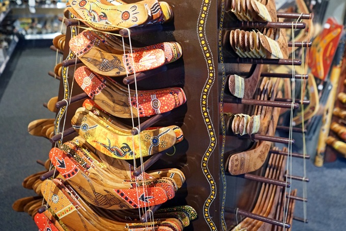 Tradiční australské suvenýry – malované bumerangy s aboriginskými motivy