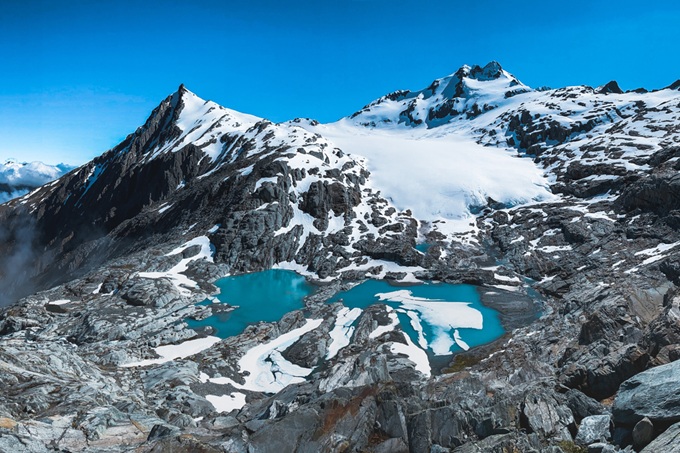 Ledovec a horské jezero v Jižních Alpách na Jižním ostrově Nového Zélandu