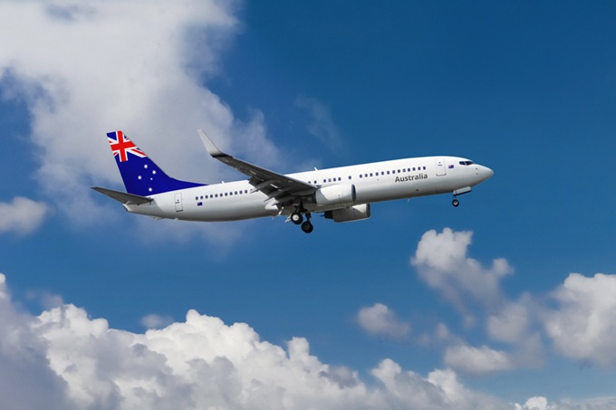 Letadlo s australskou vlajkou na obloze