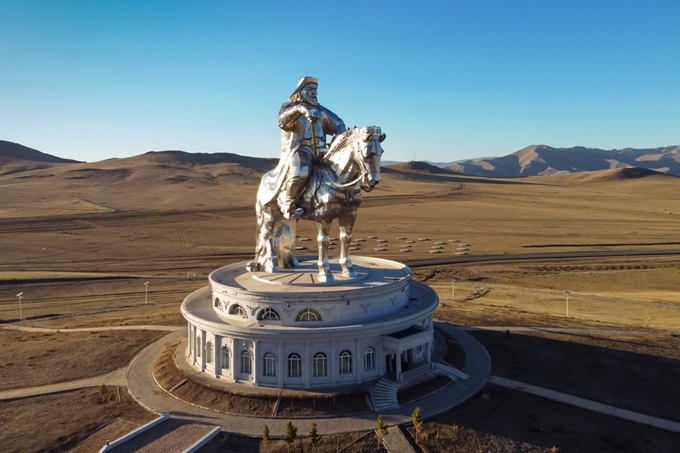 Monumentální jezdecká socha Čingischána nedaleko Ulánbátaru