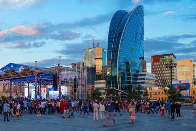 Centrum Ulánbátaru s moderní architekturou a náměstím Sükhbaatar
