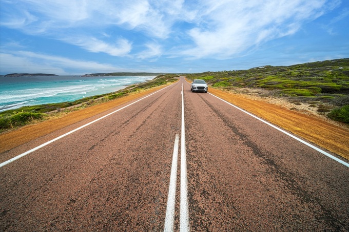 Silnice podél pobřeží Austrálie s výhledem na oceán