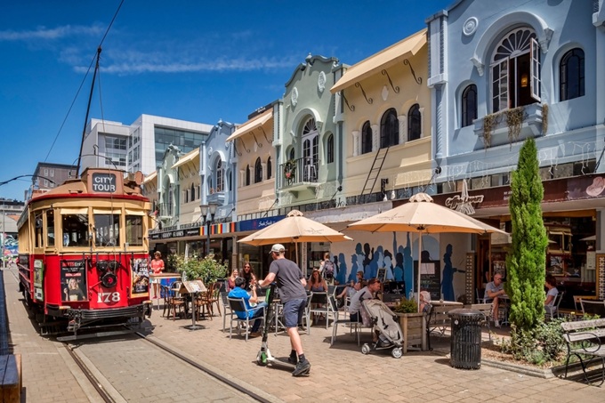 Historická tramvaj projíždějící centrem města Christchurch