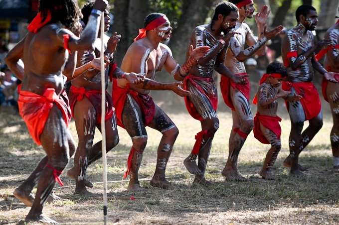 Domorodý aboriginský tanec s tradičními malbami na těle
