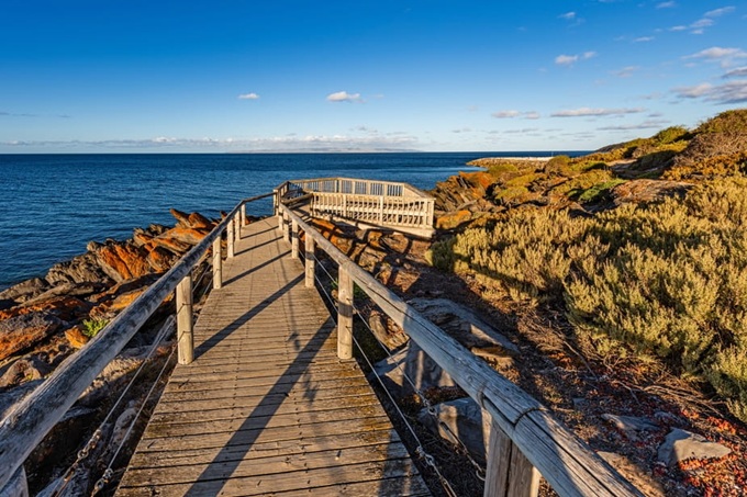 Pobřežní stezka a skalnaté pobřeží v Austrálii