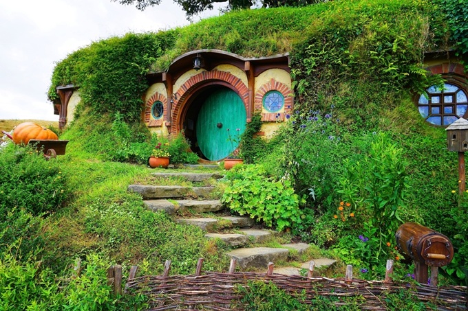 Filmová vesnička Hobbiton s hobitím domkem na Severním ostrově Nového Zélandu