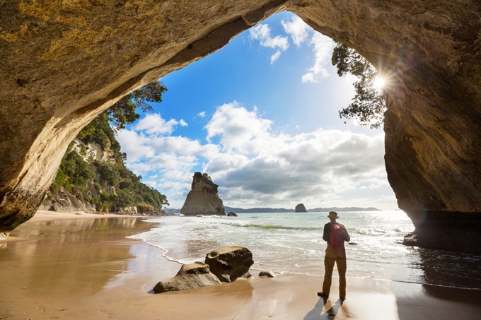 Pobřeží Cathedral Cove na poloostrově Coromandel na Novém Zélandu