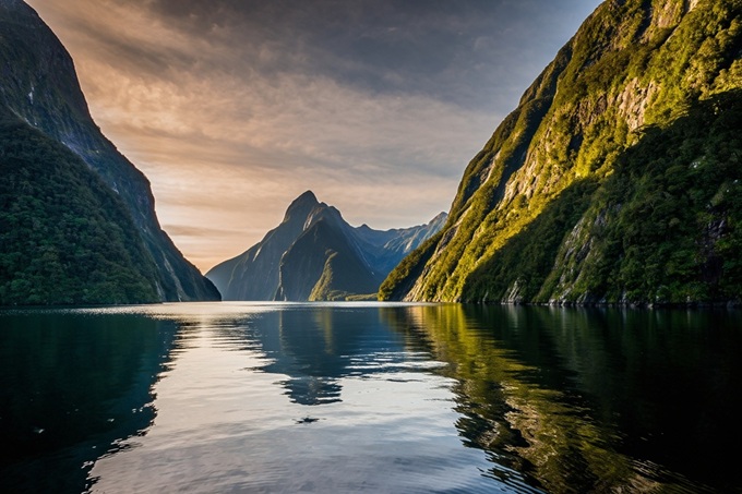 Fjord Milford Sound obklopený strmými horami v národním parku Fiordland