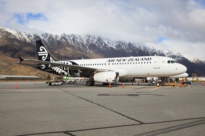 Letadlo Air New Zealand na letišti s horami Jižního ostrova v pozadí