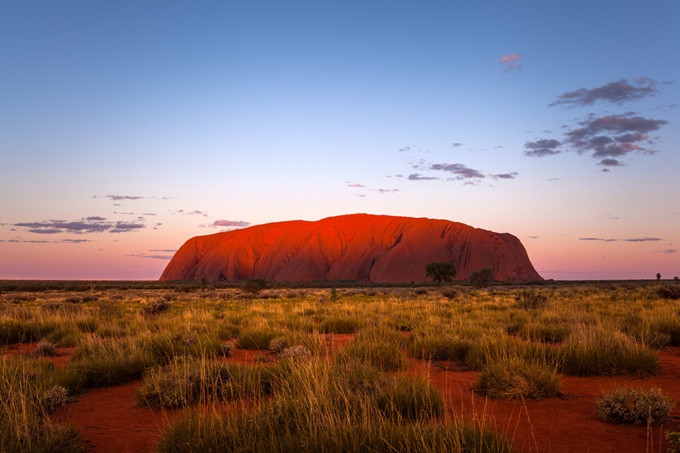 Uluru (Ayers Rock) při západu slunce v australském Outbacku