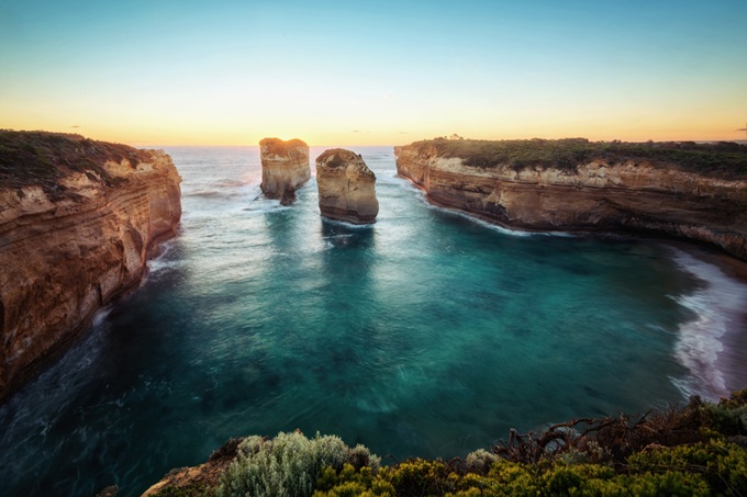 Pobřežní skalní útvary na Great Ocean Road v Austrálii při západu slunce