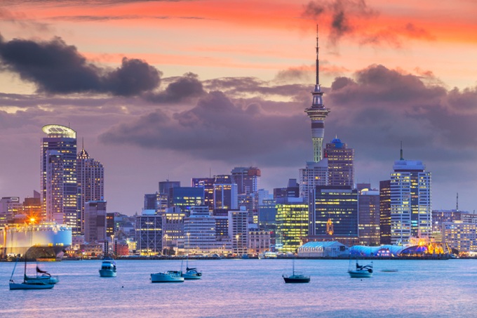 Panorama města Auckland se Sky Tower při západu slunce