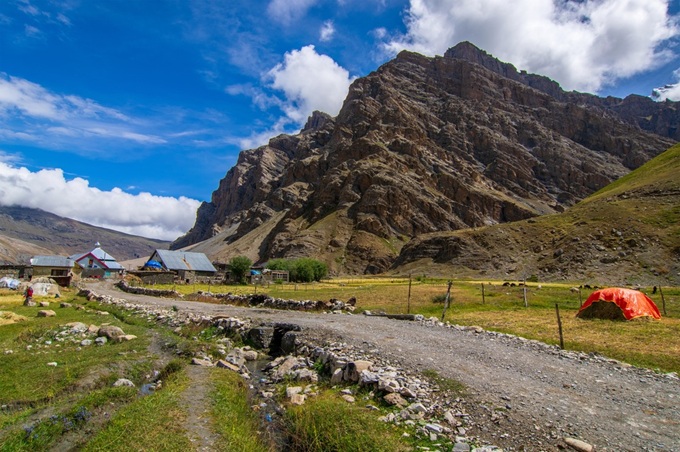 Cesta vedoucí do vesnice Drass, okresu Kargil v Ladakhu, Indie